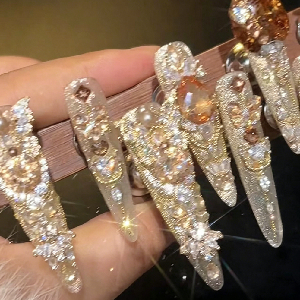 Explosive hand-worn armor, thin dog tip full of diamonds, heavy industry pure desire to smudge advanced wear manicure