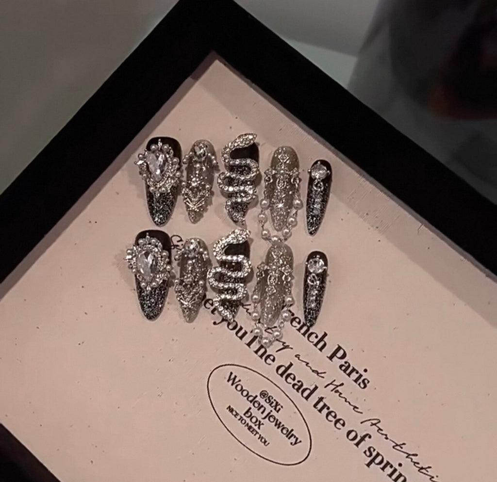 Sweet and cool girl metallic manicure wearable nails snake style stereo silver snake full diamond chain classy nails