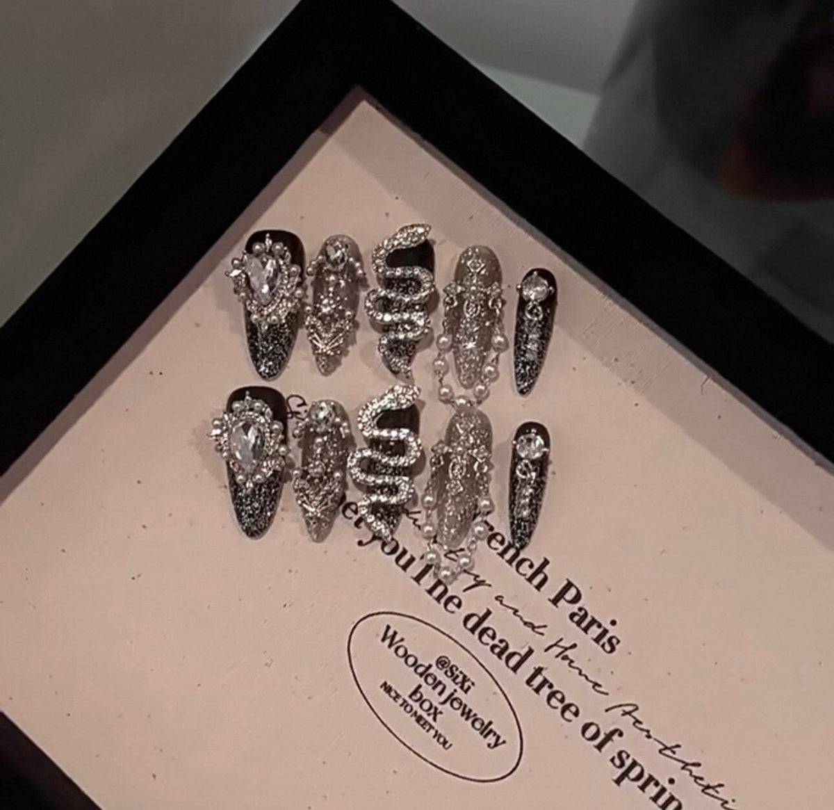 Sweet and cool girl metallic manicure wearable nails snake style stereo silver snake full diamond chain classy nails