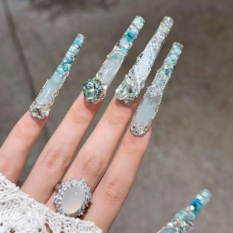 The bride wears a long nail, a new high-end whitening nail patch, beautiful handmade large-particle diamonds, and wears a manicure.