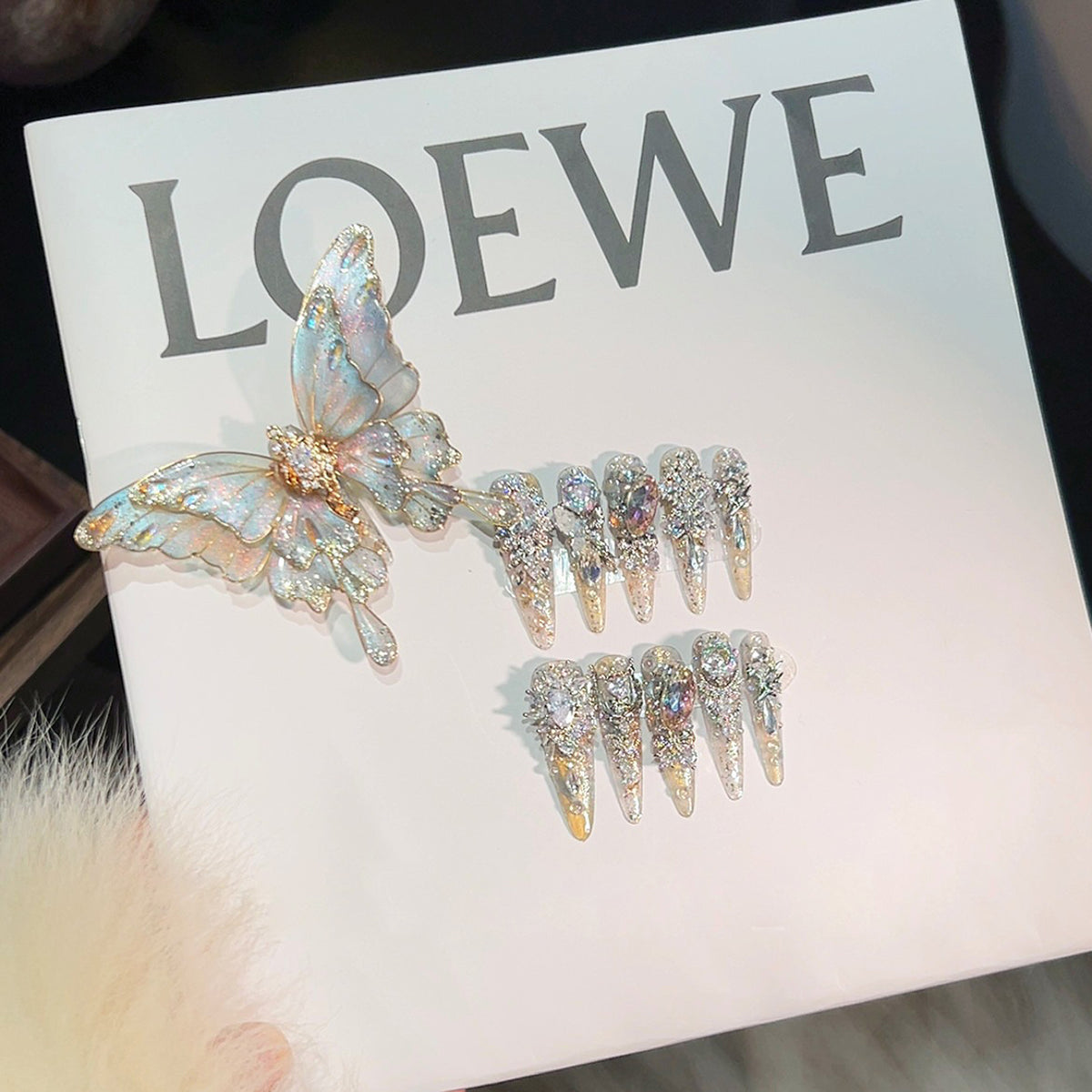 The new butterfly bursts, handmade armor is worn, and the New Year's nail art is white and full of diamonds.