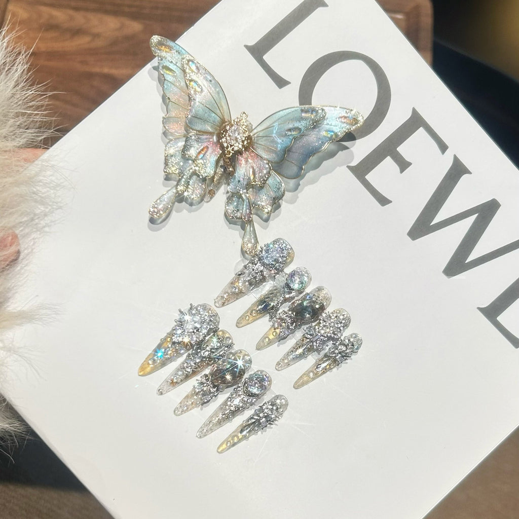 The new butterfly bursts, handmade armor is worn, and the New Year's nail art is white and full of diamonds.
