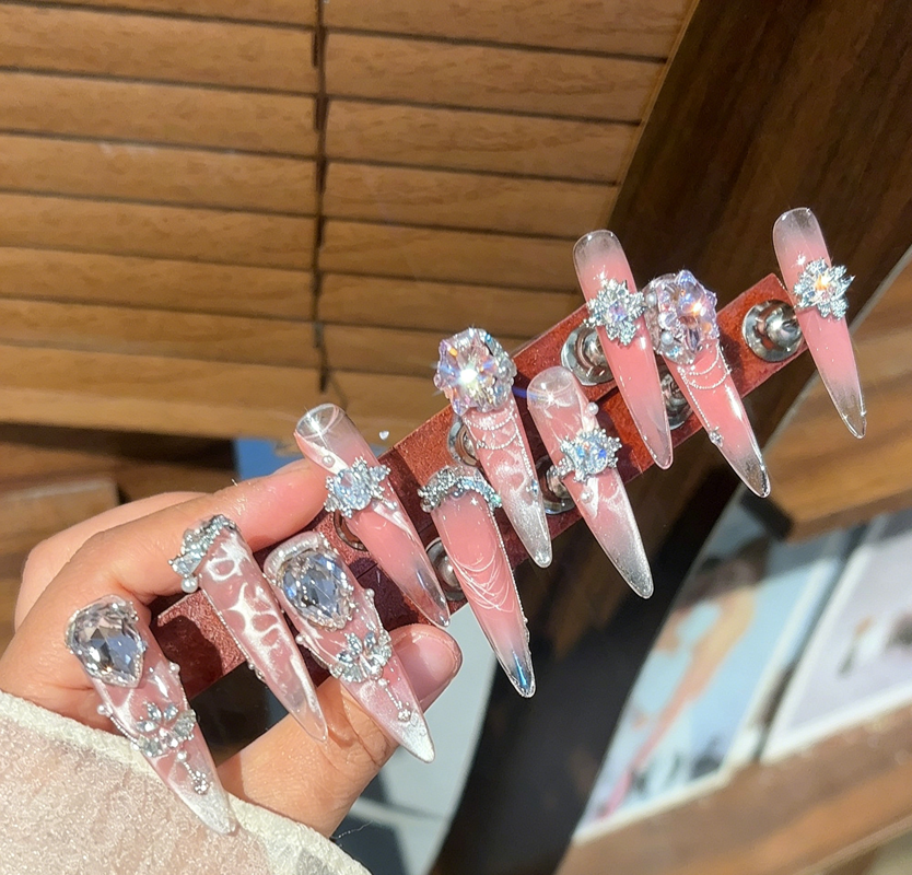 The new light luxury is full of diamond water ripples, and the cat's eye wears armor. It looks white in spring and summer, and it is pure to wear a manicure.