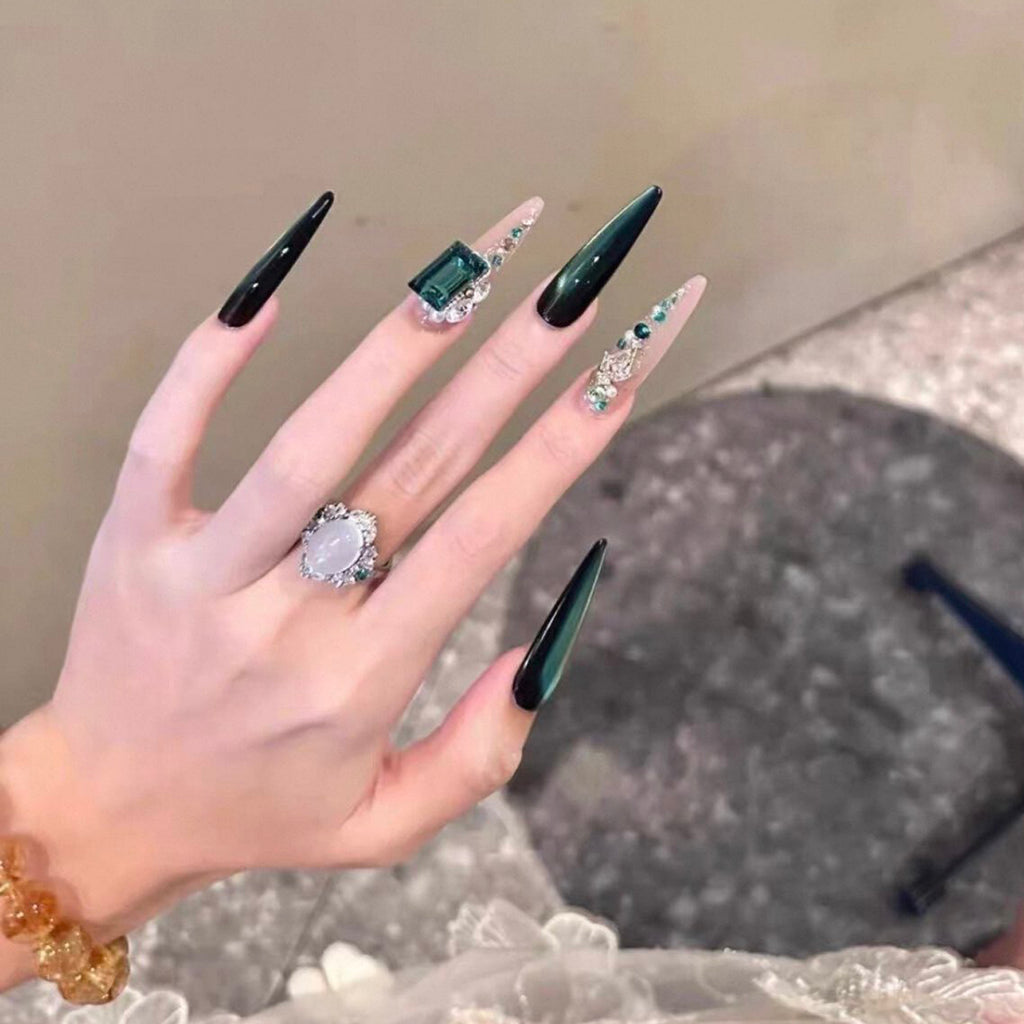 Luxurious emerald green premium press-on nails: exquisite, handcrafted, and perfect for the modern socialite