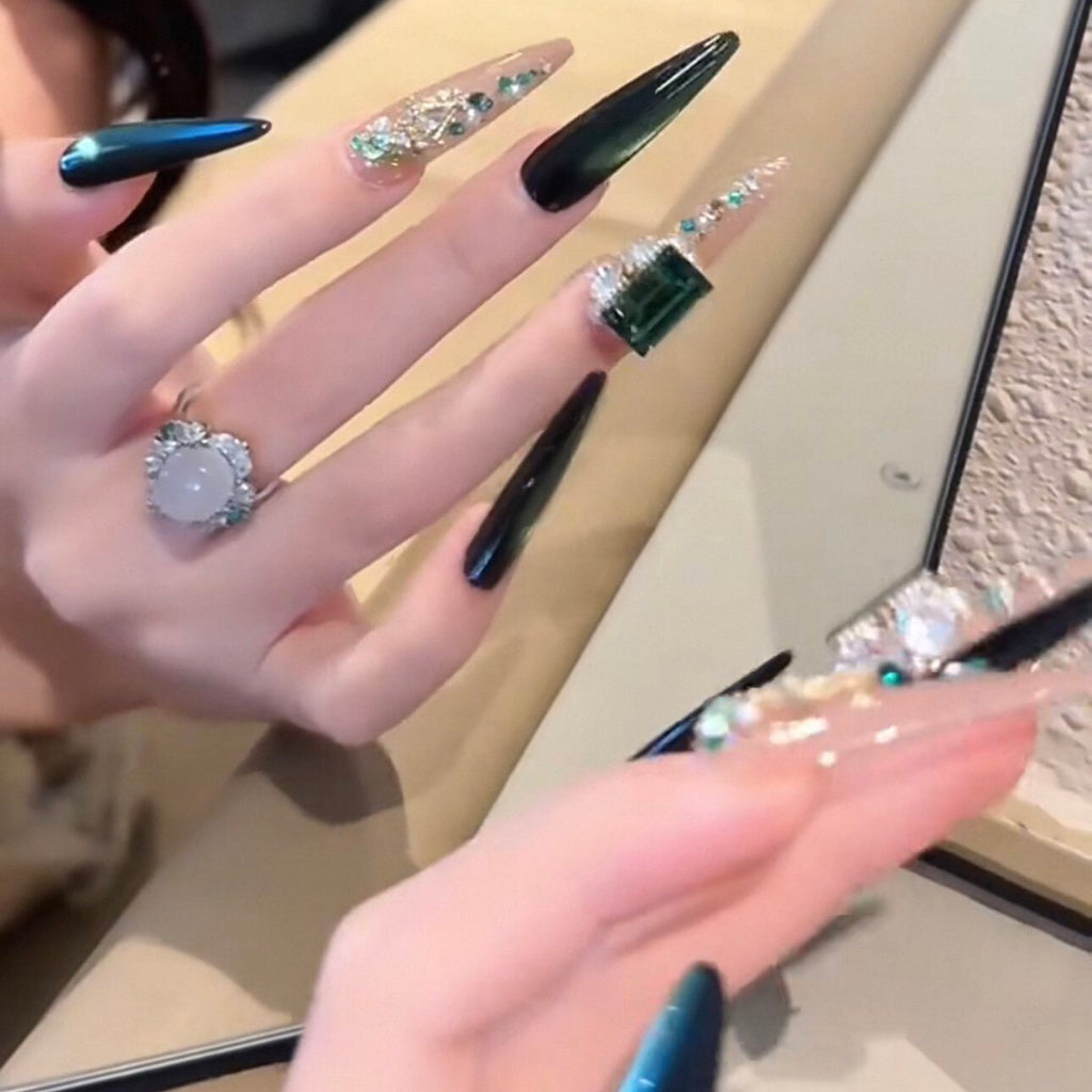 Luxurious emerald green premium press-on nails: exquisite, handcrafted, and perfect for the modern socialite