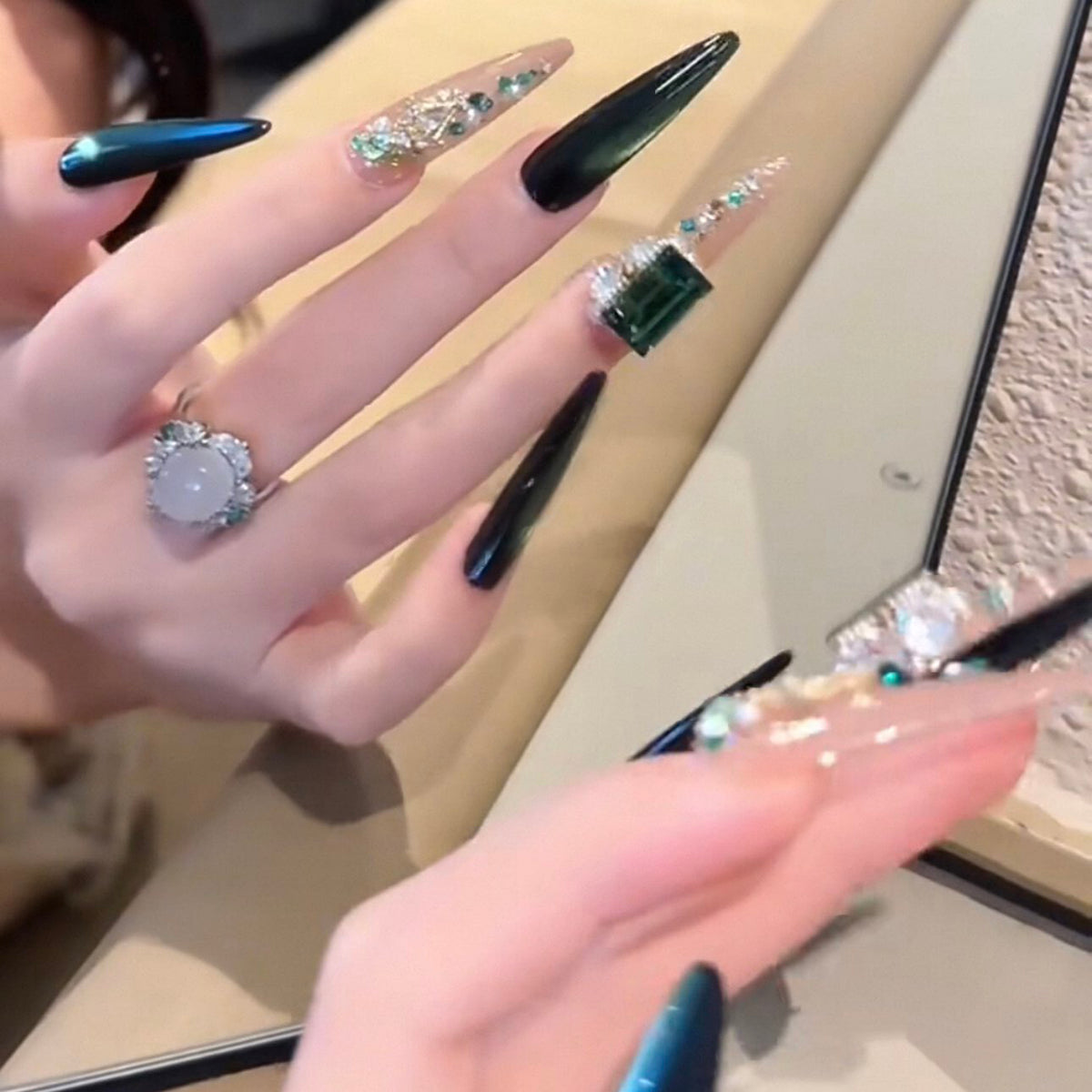 Luxurious emerald green premium press-on nails: exquisite, handcrafted, and perfect for the modern socialite