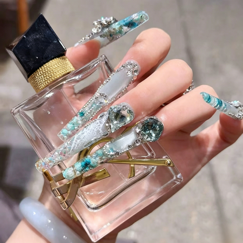 The bride wears a long nail, a new high-end whitening nail patch, beautiful handmade large-particle diamonds, and wears a manicure.