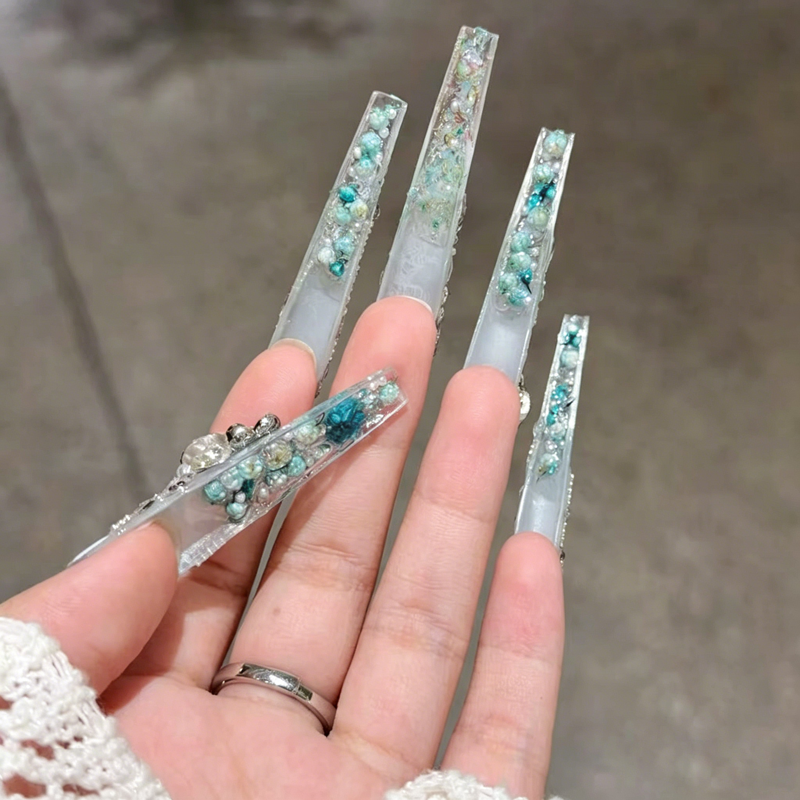 The bride wears a long nail, a new high-end whitening nail patch, beautiful handmade large-particle diamonds, and wears a manicure.