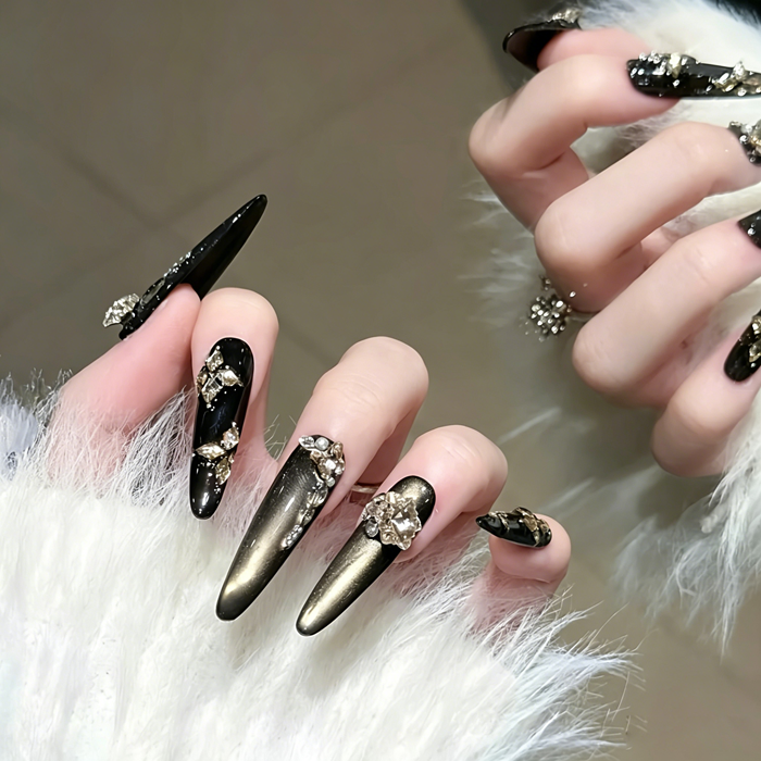 Luxury temperament bursts with black and gold cat eyes, extravagance is full of diamonds and bursts, pure handmade armor