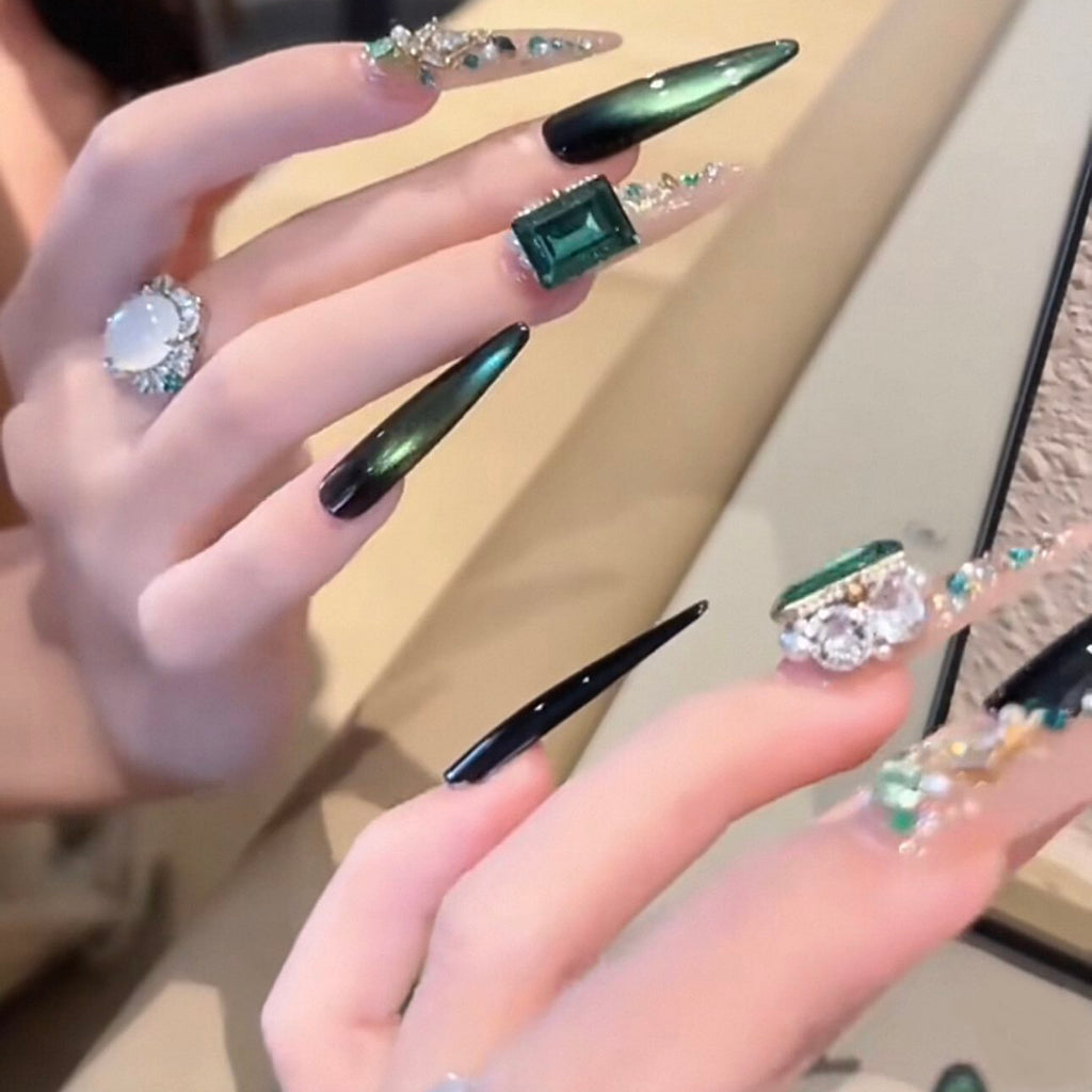 Luxurious emerald green premium press-on nails: exquisite, handcrafted, and perfect for the modern socialite