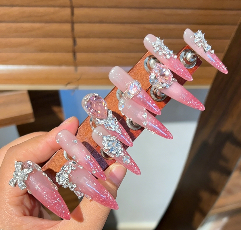 The new heavy industry explodes with sweet wind, full of diamonds, wearing armor, ring finger, diamond ring, white, wearing armor