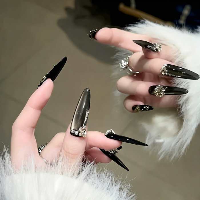 Luxury temperament bursts with black and gold cat eyes, extravagance is full of diamonds and bursts, pure handmade armor